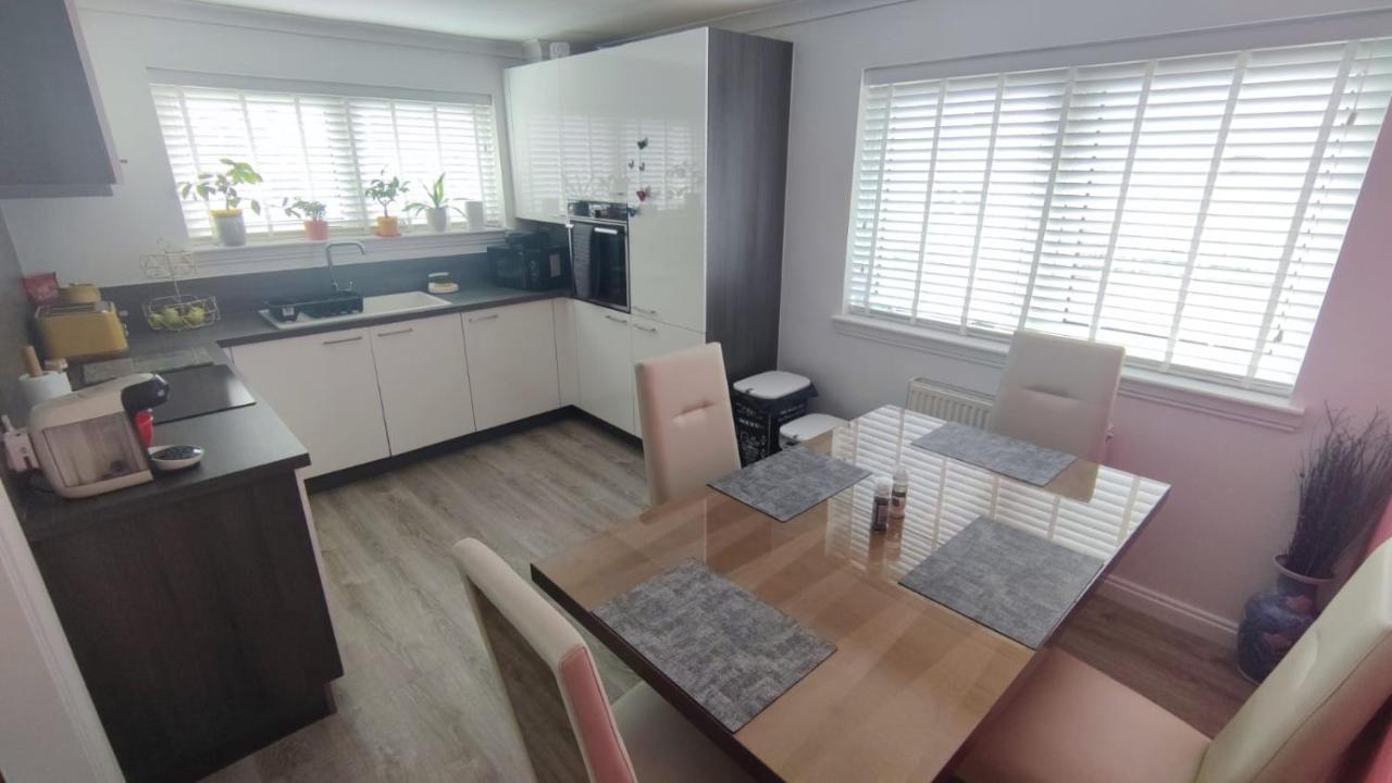 Lovely 2 Bedroom Modern Ground Floor Flat Apartment Clydebank