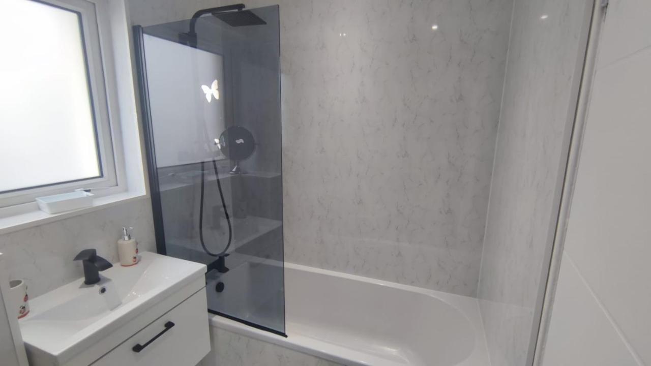 Lovely 2 Bedroom Modern Ground Floor Flat Apartment Clydebank