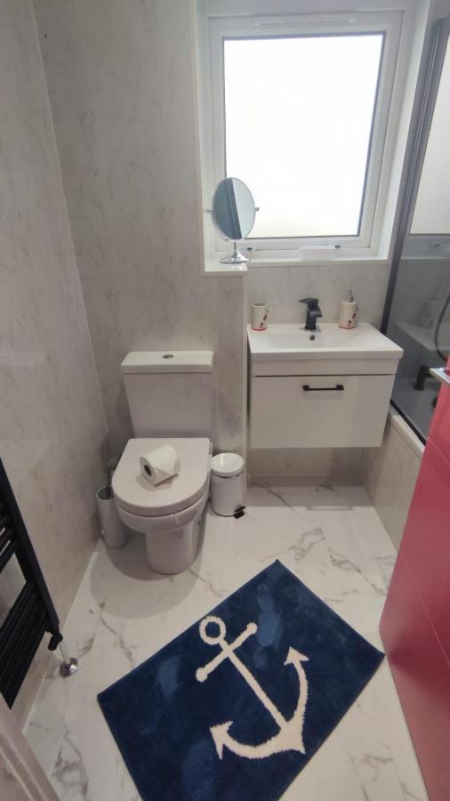 Lovely 2 Bedroom Modern Ground Floor Flat Clydebank