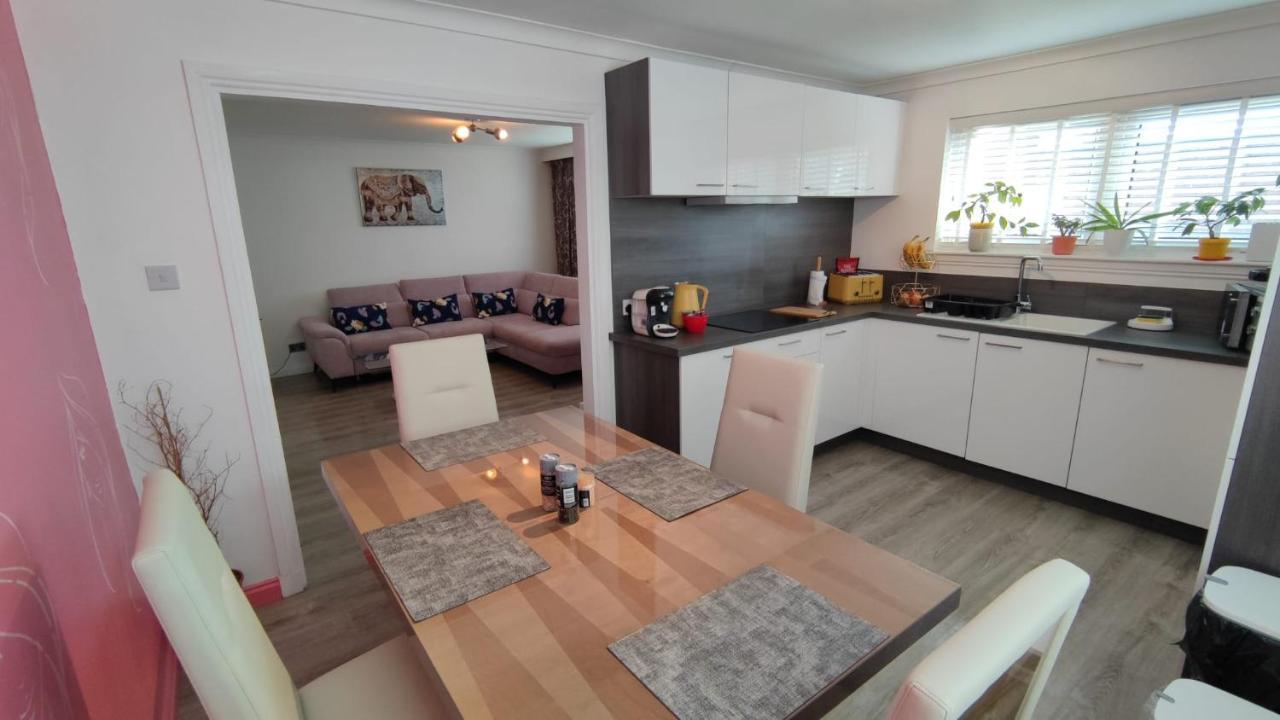 Lovely 2 Bedroom Modern Ground Floor Flat Apartment Clydebank