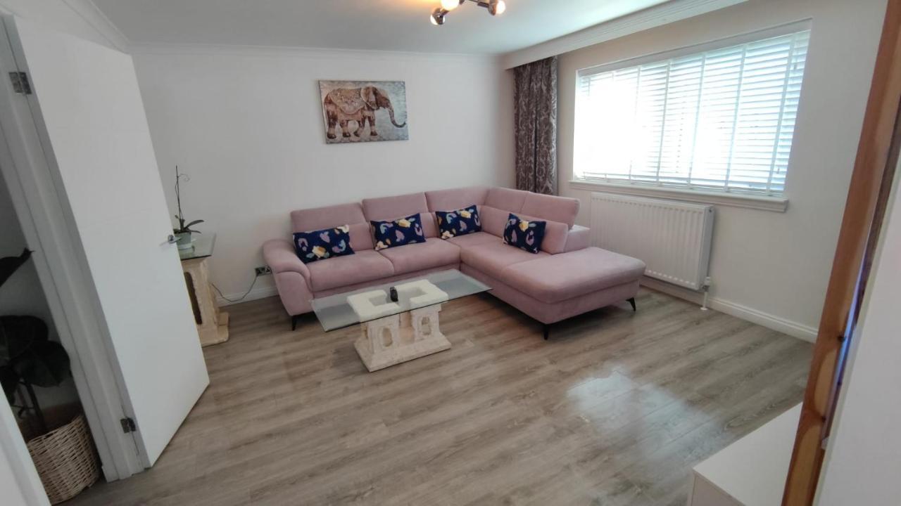 Lovely 2 Bedroom Modern Ground Floor Flat * Clydebank