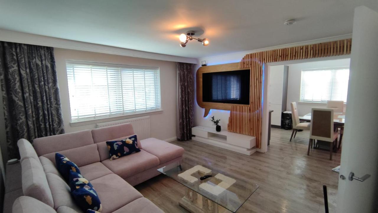 Lovely 2 Bedroom Modern Ground Floor Flat Apartment Clydebank
