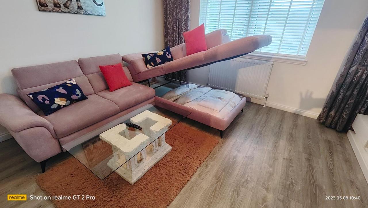 Lovely 2 Bedroom Modern Ground Floor Flat *